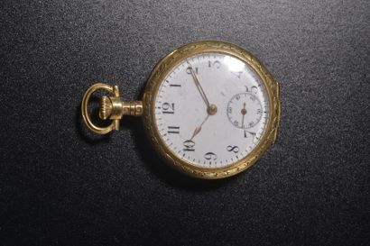 null Yellow gold neck watch, white enamel dial (accident at the hinge). 
 19th century.

...