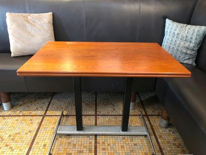 null 2 tables, le plateau rectangulaire en bois verni, le piètement en métal
reposant...