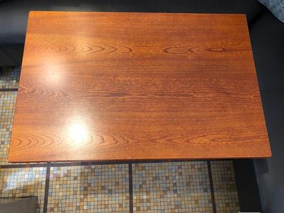 null 2 tables, le plateau rectangulaire en bois verni, le piètement en métal
reposant...