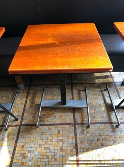 null 5 tables, le plateau rectangulaire en bois verni, le piètement en métal
reposant...