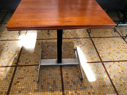null 15 tables, le plateau carré en bois verni, le piètement en métal reposant sur
un...