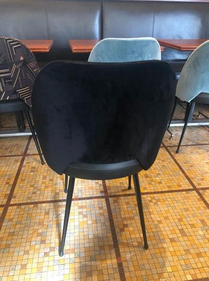 null 3 chaises de marque SIF modèle "Cocktail", le dossier enveloppant en velours...
