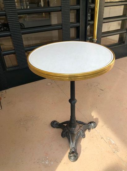 null 5 terrace pedestal tables, the tray in white lacquered wood with a brass ring,...