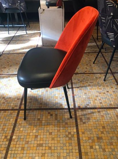 null 6 chaises de marque SIF modèle "Cocktail", le dossier enveloppant en
velours...