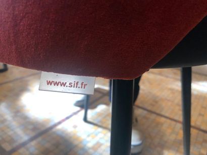 null 6 chaises de marque SIF modèle "Cocktail", le dossier enveloppant en
velours...