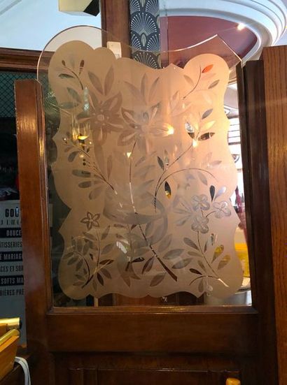 null Set of decorative glass panels with flowers on background
frosted

Removal:...