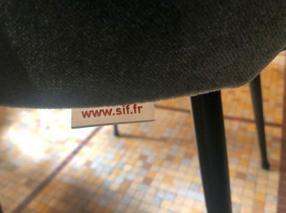 null 4 chaises SIF modèle "Cocktail", le dossier enveloppant en velours bleu-gris,...