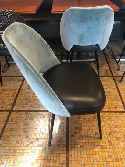 null 4 chaises SIF modèle "Cocktail", le dossier enveloppant en velours bleu-gris,...