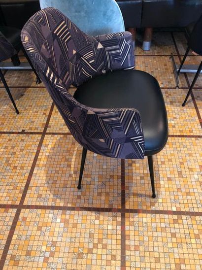 null 2 fauteuils de marque SIF modèle "Cocktail", le dossier enveloppant en tissu
à...