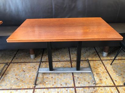 null 2 tables, le plateau rectangulaire en bois verni, le piètement en métal
reposant...