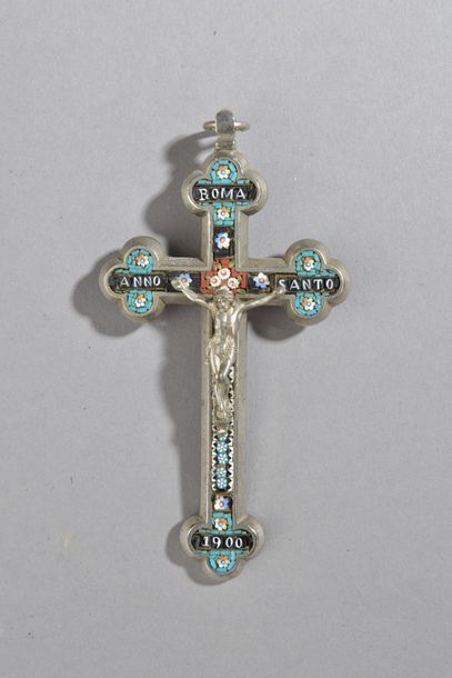 null Crucifix en métal incrustée d'un décor polychrome micromosaïqué, légendé Roma...