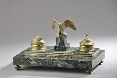 null Encrier en marbre vert de mer et bronze doré à décor d'un aigle en vol encadré...