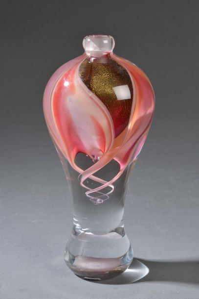 null J.P. MATEUS (XXe siècle).
Vase balustre à décor intercalaire rose et inclusion...