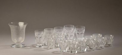 null BACCARAT.
Suite de dix-huit verres gobelets en cristal taillé modèle Talleyrand...