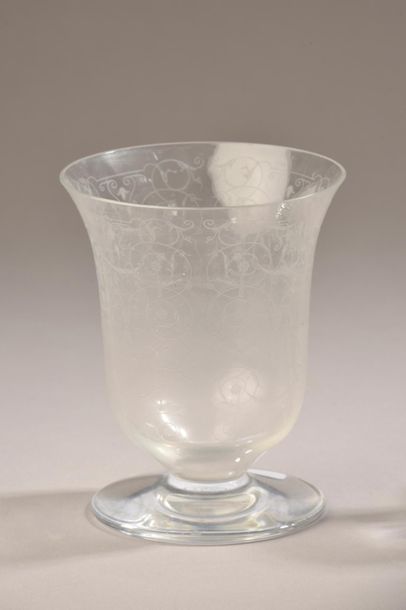 null BACCARAT.
Suite de dix-huit verres gobelets en cristal taillé modèle Talleyrand...