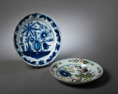null DELFT, XIXe siècle.
Deux plats en faïence à décor floral l'un bleu blanc, l'autre...