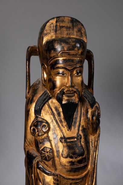 null L'empereur de Jade debout en bois sculpté et doré tenant dans la main droite...