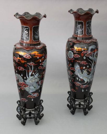 null Paire de grands vases balustre décoratifs en laque noire et or et incrustations...