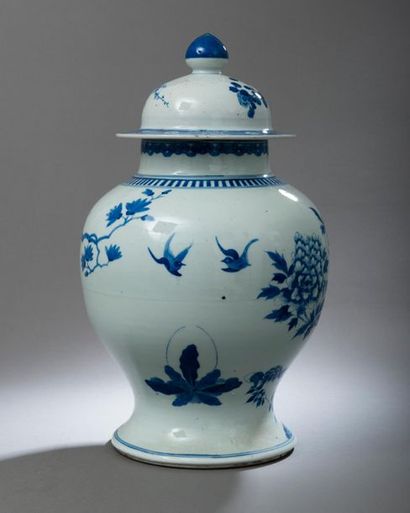 null CHINE, dynastie Qing, XIXe siècle.
Potiche balustre en porcelaine bleu blanc...