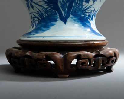 null CHINE, dynastie Qing, XIXe siècle.
Potiche balustre en porcelaine bleu blanc...