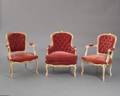 null Paire de fauteuils et une bergère en bois mouluré, sculpté laqué beige rechampi...