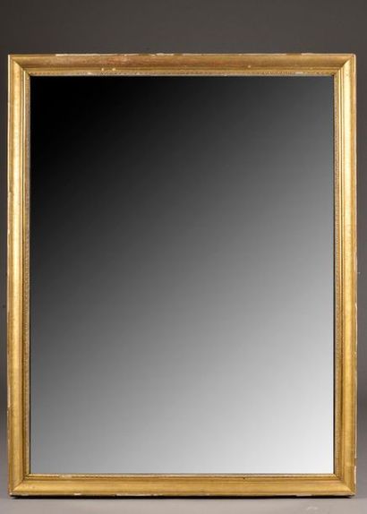 null Grand miroir rectangulaire en bois mouluré et doré. 
Le verre biseauté (petits...