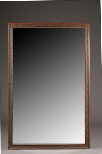 null Grand miroir en bois sculpté d'une frise de palmettes stylisées. Le verre biseauté.
XIXe...