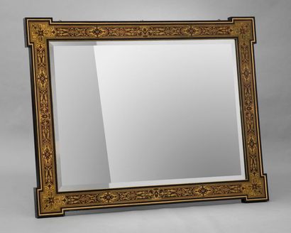 null Important miroir rectangulaire, l'encadrement en bois noirci à marqueterie dite...