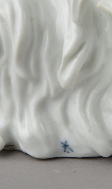null MEISSEN.

Chien bolonais assis en porcelaine peinte au naturel.

Marque en bleue...