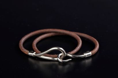 null HERMÈS.

Bracelet modèle "Jumbo" en métal argenté, cordon de cuir brun double...