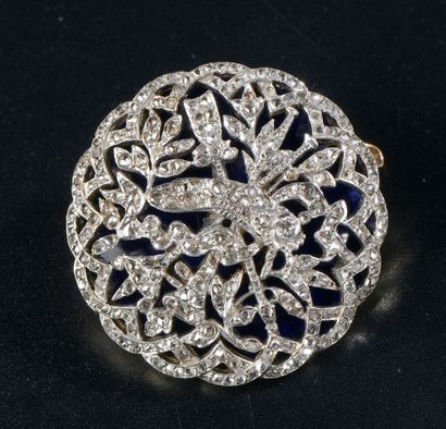null Round domed brooch, the bottom in 18k yellow gold and 850 thousandths platinum...