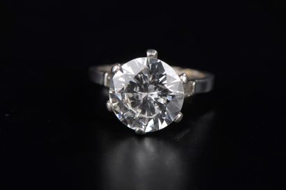  Bague en platine 850 millièmes griffée d'un diamant rond taille brillant pesant...