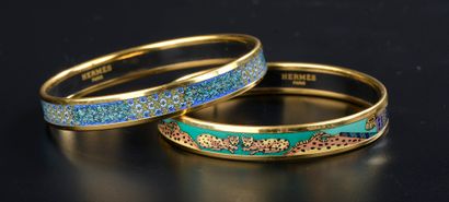 null HERMÈS.

Paire de bracelets joncs en métal doré à décor émaillé polychrome,...