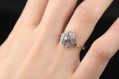 null Bague en platine 800 millièmes et or gris 18k, le chaton à décor géométrique...