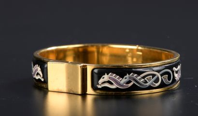 null HERMÈS.

Bracelet jonc en métal doré modèle "Clic Clac" en métal doré émaillé...