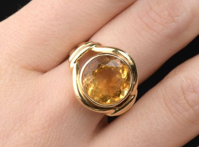 null FRED.

Bague en or jaune 18k, le chaton godronné serti clos d'une citrine ronde...