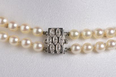 null Collier ras-de-cou à deux rangs de perles de culture retenant un pendentif en...