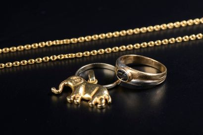 null 18k yellow gold set including a chain (damaged), an elephant pendant and a ring.

Gross...