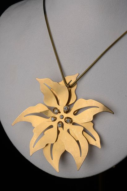 null Georg JENSEN.

Collier en métal plaqué or formant une fleur, les pistils formés...