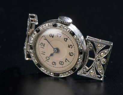 null Boîtier de montre de dame en platine 800 millièmes, la lunette sertie de trente-deux...