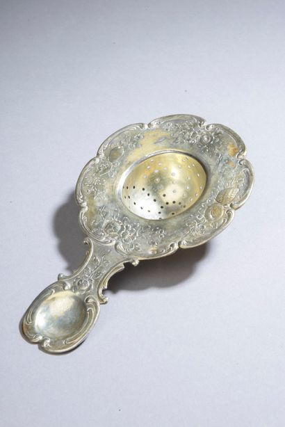null Tea strainer in embossed gold-plated silver decorated with garlands of flowers...