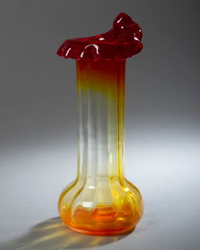 null Dans le goût de LEGRAS.

Vase à long col en verre soufflé orange, le col juponné...