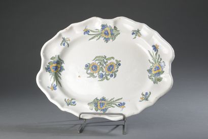 null SOUTH.

Dish with scrolled rim with polychrome decoration of solanaceous flowers...