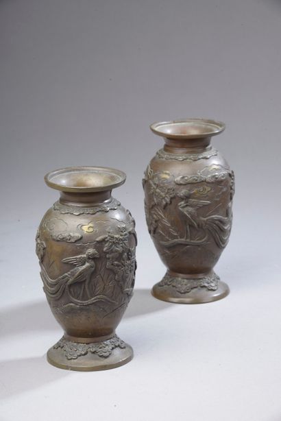 null CHINE, début du XXe siècle. 

Paire de petits vases à panse ovoïde en bronze...