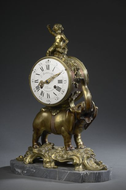 null Horloge à l'éléphant en bronze à patine dorée reposant sur un socle de marbre...