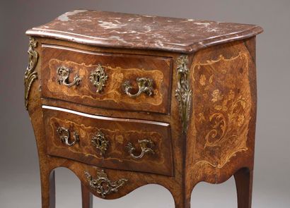 null Commode sauteuse galbée en bois de placage marqueté de fleurs et volutes feuillagées,...