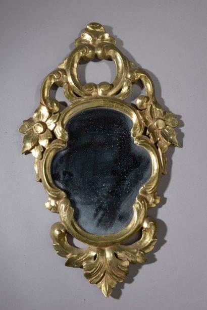 null Small violin mirror in carved wood with openwork and gilded with volutes and...