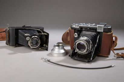 null Two old cameras, one ZEISS IKON, the other bellows LIGHTS (worn).



Case. 



A...