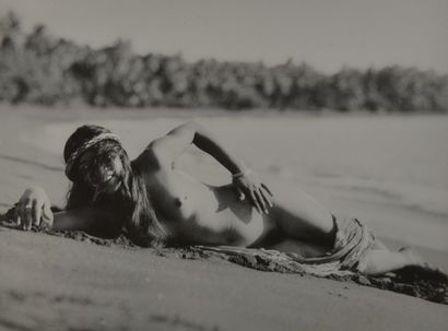null *Roger Parry (1905-1977)

Nu tahitien, c. 1940.

Tirage photographique argentique...