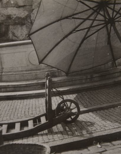null *Vilém Reichmann (1908-1991) 

Le Pont. Composition à l'ombrelle. Buste par...
